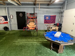 Games room - NEW 4BR/2.5BA Fenced 1+acres, 8 miles from Downtown! Game Garage and HUGE Deck! (Nashville)