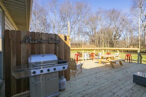 Outdoor dining - NEW 4BR/2.5BA Fenced 1+acres, 8 miles from Downtown! Game Garage and HUGE Deck! (Nashville)