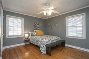 4 habitaciones, tabla de planchar con plancha y cuna de viaje 