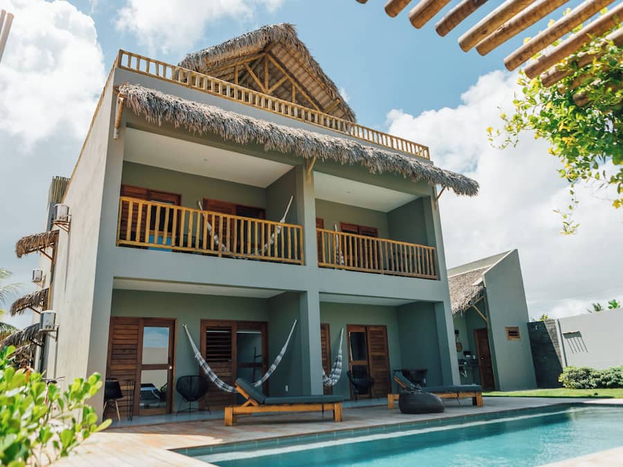 Utomhuspool och solstolar