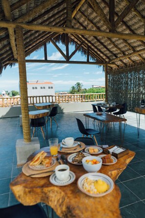 Free daily cooked-to-order breakfast - Vila Tuga (Cruz)