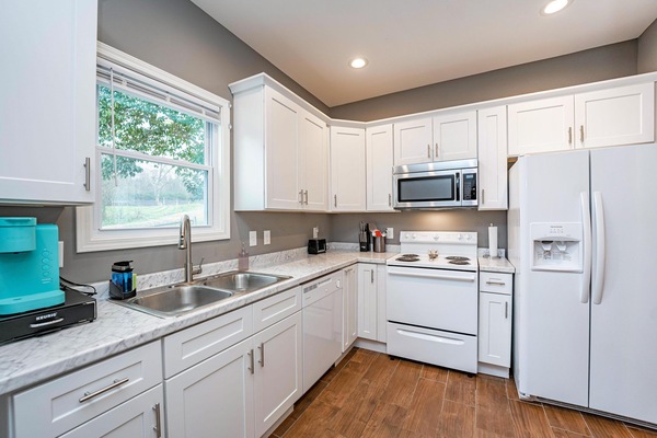 Kjøleskap, mikrobølgeovn, ovn og kokeplater