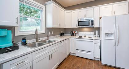 Cheerful Pet-Friendly Bungalow 1 Block from Downtown Laurens