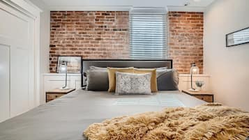 2 bedrooms, desk, iron/ironing board, travel crib