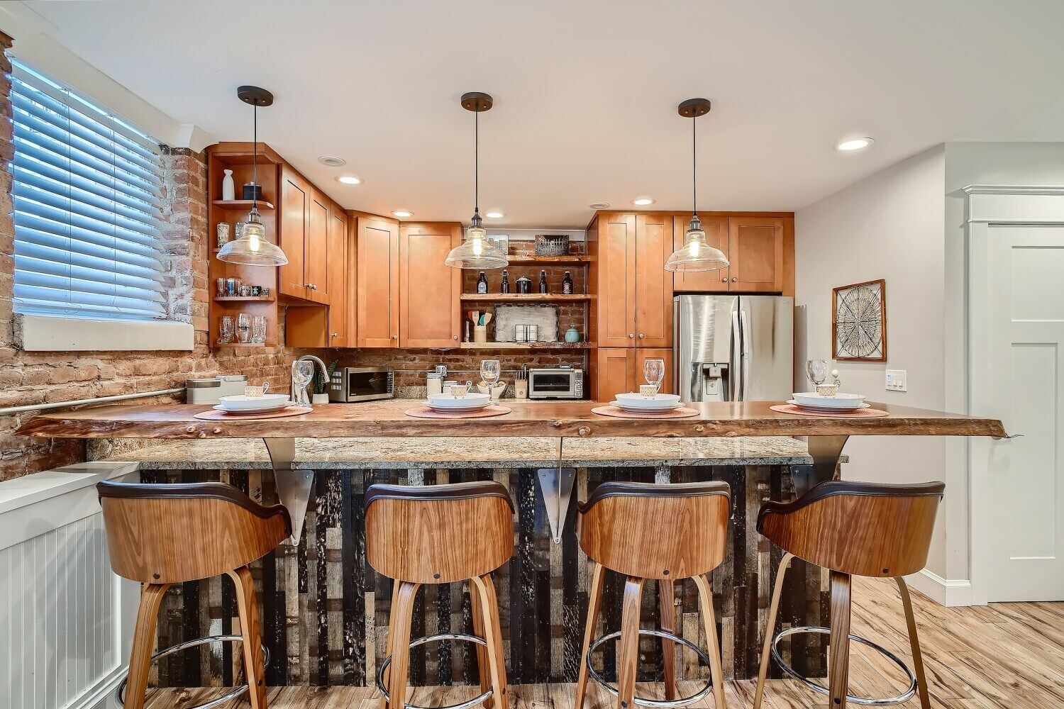 Een koelkast, een microgolfoven, een kookplaat, een vaatwasser