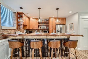 Een koelkast, een magnetron, een kookplaat, een vaatwasser