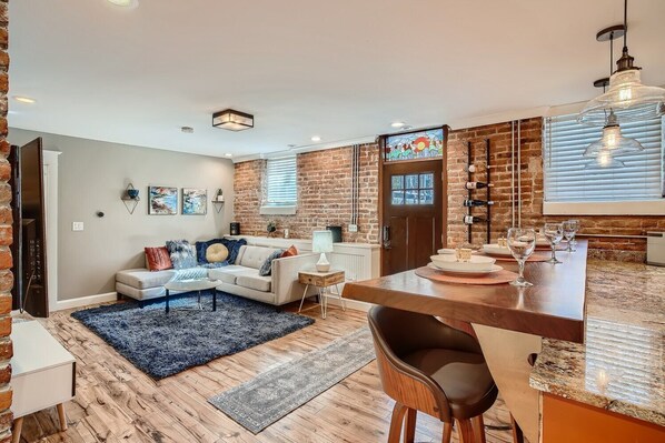 Een smart-tv, videogames, boeken en een stereo