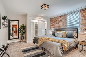 2 slaapkamers, een bureau, een strijkplank/strijkijzer, reisbedje