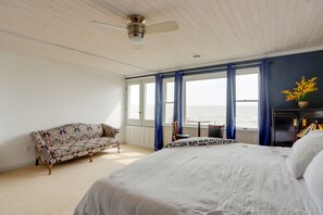 6 bedrooms, iron/ironing board, Internet, bed sheets - Spacious Lakefront House w/ Backyard Fire Pit (Monroe)