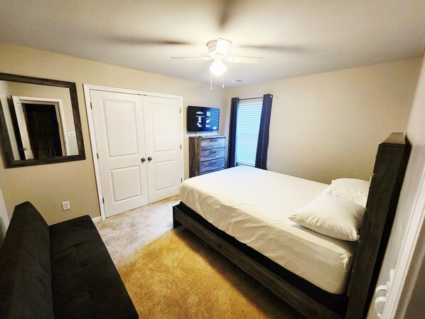 3 bedrooms, desk, iron/ironing board, free WiFi