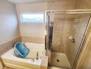 Bathtub, jetted bath, hair dryer, bidet - The Perfect Guesthouse for Family and Group Trips (McDonough)