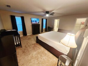 4 bedrooms, in-room safe, desk, iron/ironing board