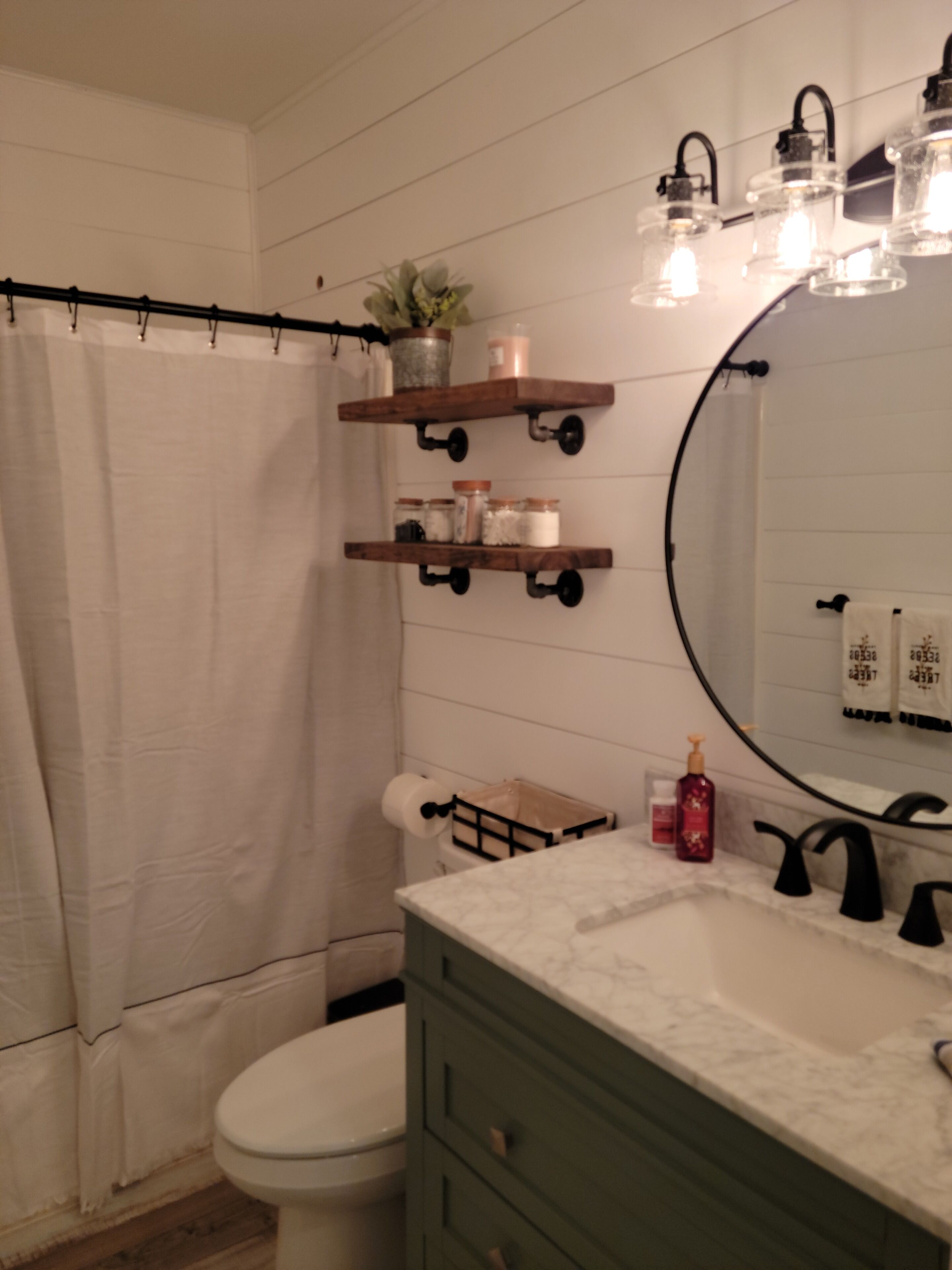 Combined shower/bathtub, hair dryer, towels, soap