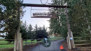 A gated entrance with a wreath, a wooden fence, and a metal gate. - Bunkhouse Dry Cabin Farm Rustic private secure (Lebanon)