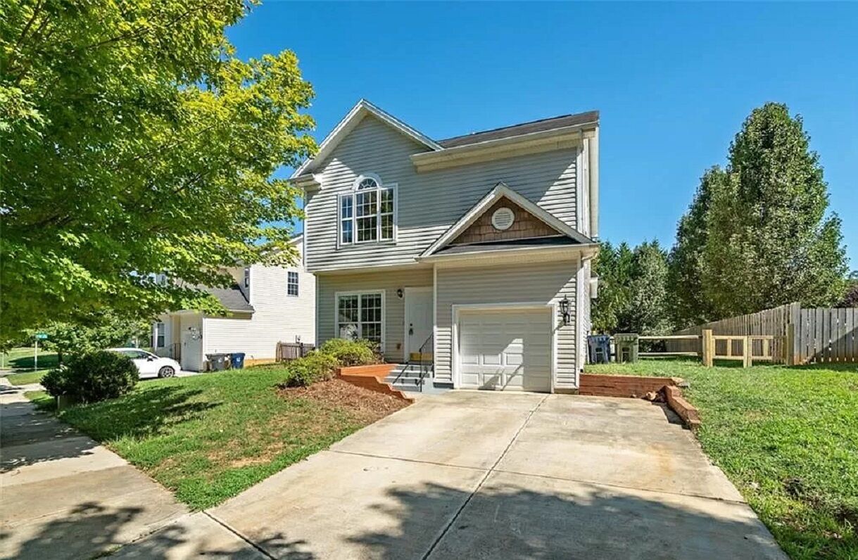 3 bedroom house in Huntersville near Charlotte!  Family friendly neighborhood!