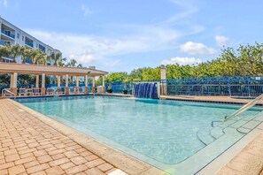 Una piscina al aire libre, una piscina climatizada