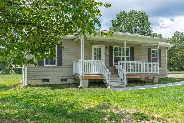 Exterior - Relax & Unwind at Your Home Away From Home. (Thomasville)