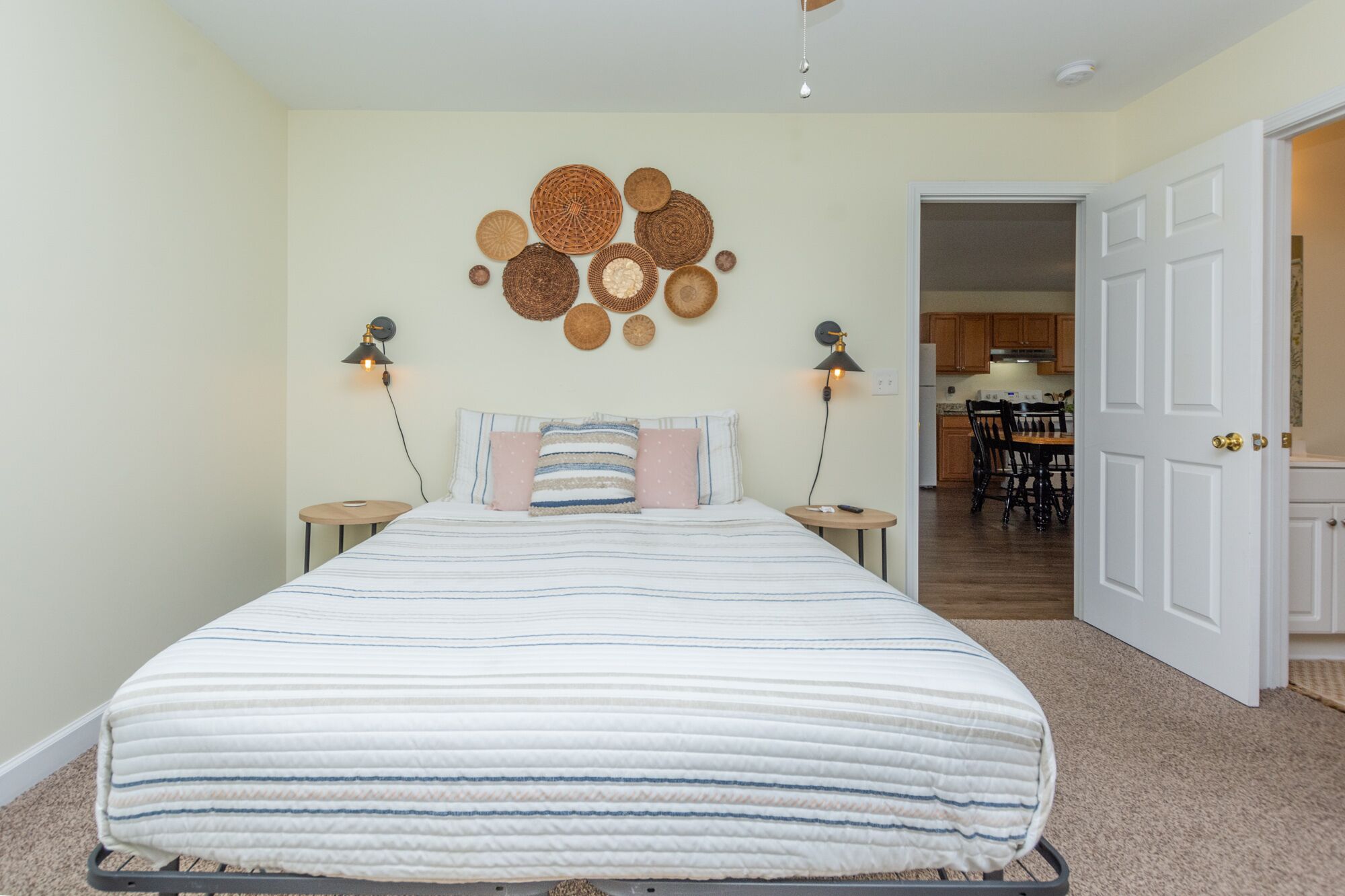 3 habitaciones, escritorio y tabla de planchar con plancha 