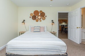 3 soverom, skrivebord, strykejern/-brett og reiseseng for barn