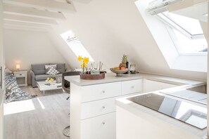 Kylskåp, mikrovågsugn, spishäll och kaffe- och tebryggare