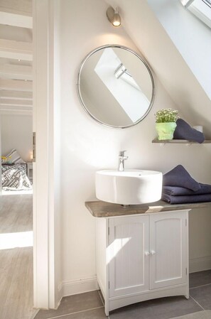 Shower, hair dryer, towels - Appartement Tessa, Deutschland (Sylt-Ost)