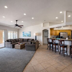 Een smart-tv, een open haard, boeken en een stereo