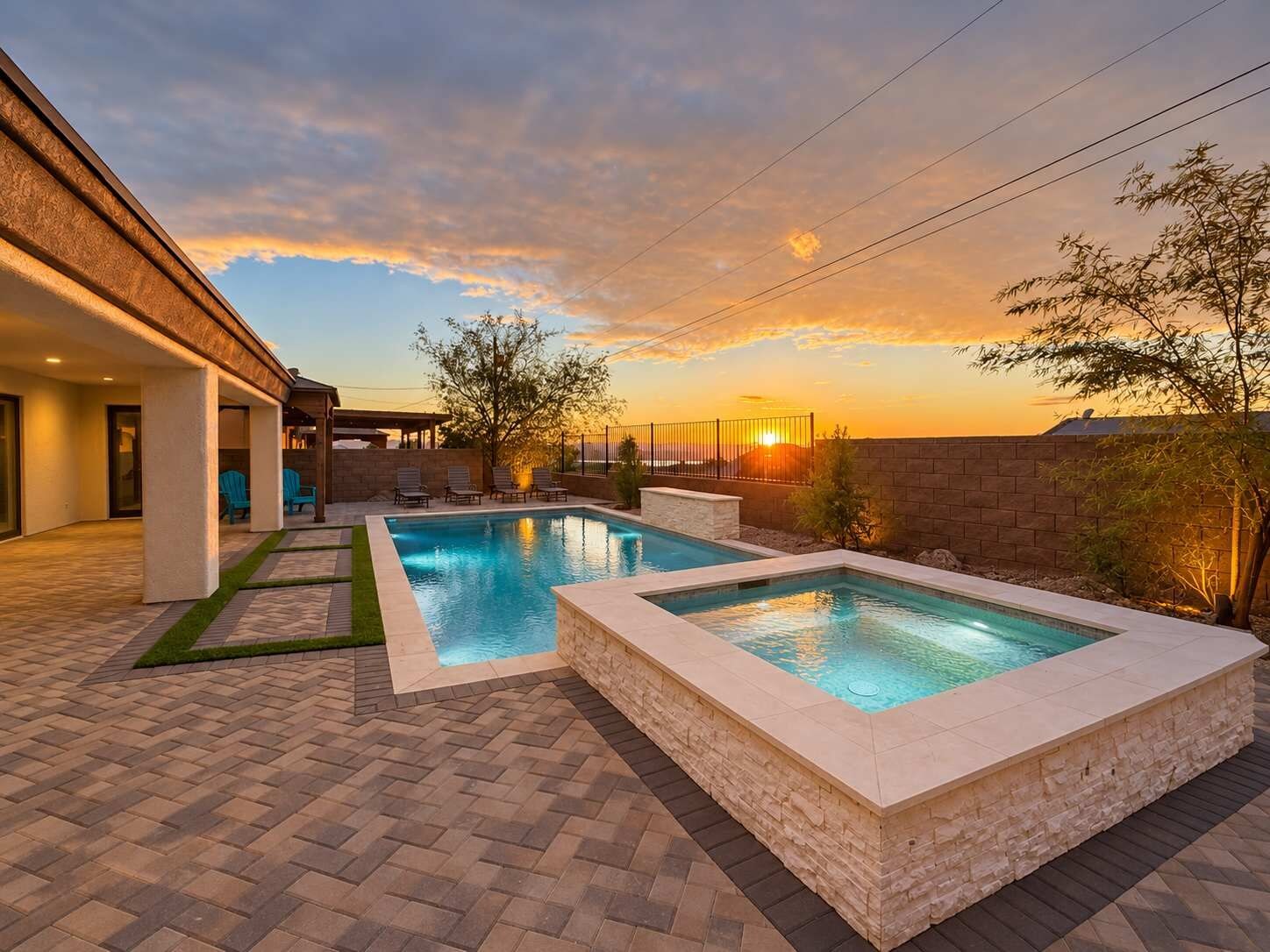 Ein Pool mit Whirlpool, umgeben von einer Terrasse mit Stühlen und einer überdachten Sitzgelegenheit.