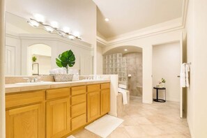 Banheira, secador de cabelo, toalhas de banho, sabonete