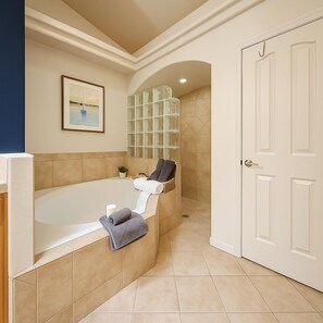 Kylpyamme, poreamme, hiustenkuivaaja, pyyhkeet