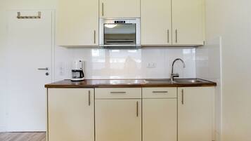 Refrigerador, microondas, placa de cocina, lavavajillas