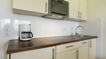 Kjøleskap, mikrobølgeovn, kokeplater og oppvaskmaskin