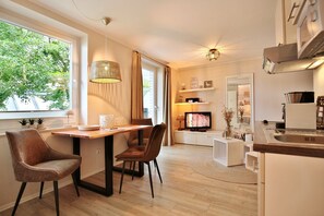 Réfrigérateur, micro-ondes, plaque de cuisson, cafetière/bouilloire