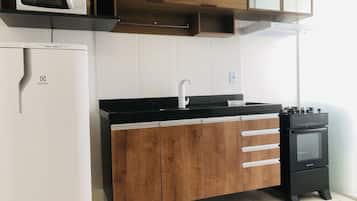 Refrigerador, microondas, parrilla de estufa y cafetera y tetera