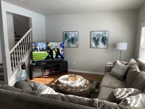 Living area - Less than a mile from BSU, less than 1/4 mile to Greenbelt, 1 1/2 to downtown (Boise)