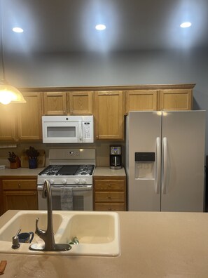 Private kitchen - Less than a mile from BSU, less than 1/4 mile to Greenbelt, 1 1/2 to downtown (Boise)