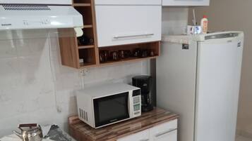 Micro-ondas, cafeteira/chaleira, talheres/pratos/utensílios de cozinha