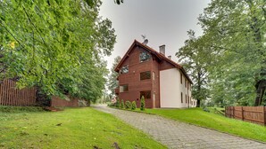A two-story house with a paved driveway leading to the entrance. - Karpacz Boczna by Interhome (Karpacz)