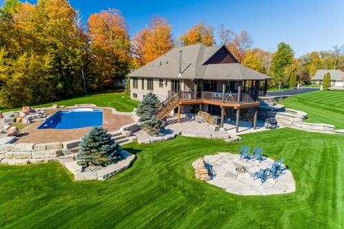Discover Tranquility: Luxurious 7-Bedroom Lakeside Resort Home in Kawartha