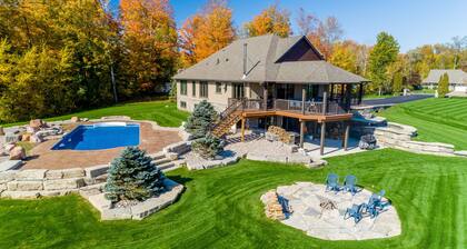 Discover Tranquility: Luxurious 7-Bedroom Lakeside Resort Home in Kawartha