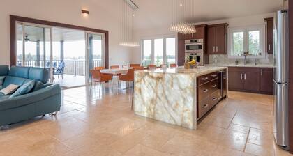 Discover Tranquility: Luxurious 7-Bedroom Lakeside Resort Home in Kawartha