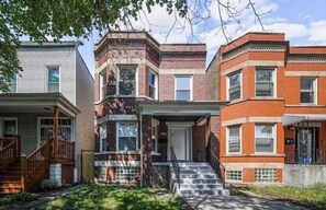 Exterior - 3 bedroom apartment easily 15 mins from downtown 10 mins from Chicago’s beach! (Chicago)