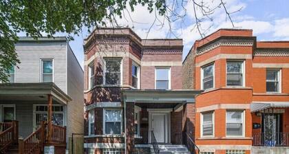 3 bedroom apartment easily 15 mins from downtown 10 mins from Chicago’s beach!