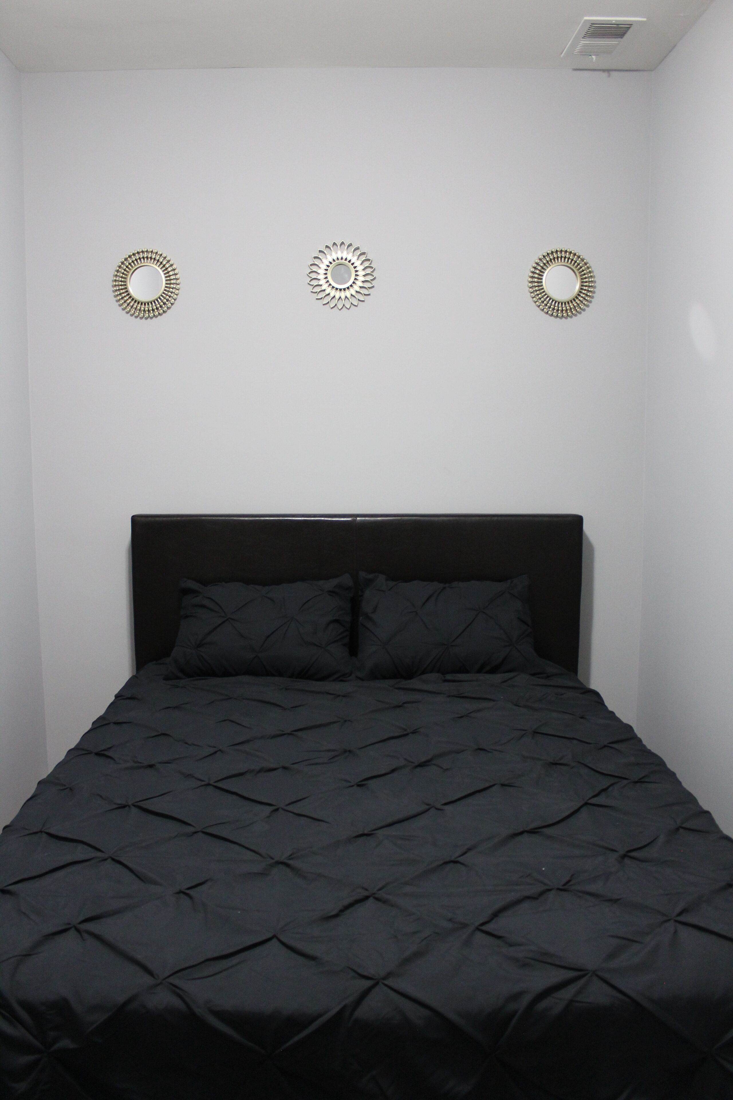 3 habitaciones, tabla de planchar con plancha, wifi y ropa de cama 