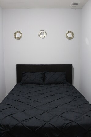 3 bedrooms, iron/ironing board, WiFi, bed sheets - 3 bedroom apartment easily 15 mins from downtown 10 mins from Chicago’s beach! (Chicago)