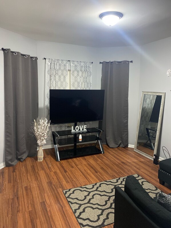 Smart TV - 3 bedroom apartment easily 15 mins from downtown 10 mins from Chicago’s beach! (Chicago)