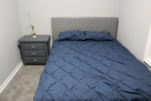 3 habitaciones, tabla de planchar con plancha, wifi y ropa de cama 