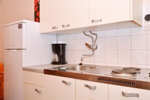 Fridge, microwave, stovetop, coffee/tea maker - B - apartment with terrace with the sea view (Arbanija)