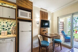 Fridge, microwave, blender, cookware/dishes/utensils