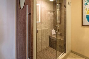 Douche, séchoir à cheveux, serviettes fournies