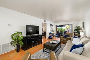 Smart-TV, DVD-Player, Tischtennisplatte, Bücher